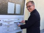 Dietmar Bartsch am Briefkasten